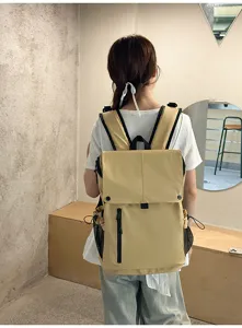 Détail du sac à dos étanche kaki montrant la vue arrière et les bretelles.