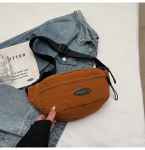 Detailansicht einer braunen Workwear-Brusttasche aus Nylon mit Gurtband