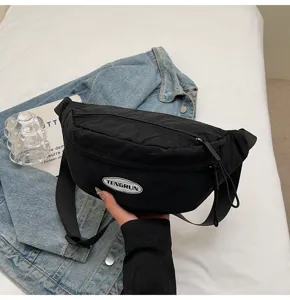 Detail der schwarzen Unisex Techwear Brusttasche mit TENGRUN Logo-Patch auf Denim