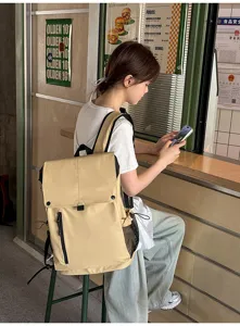 Sac à dos décontracté kaki étanche de grande capacité dans un cadre de rue lifestyle