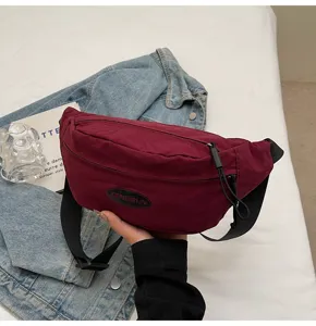 Detailansicht des burgunderroten Stoffes und des Aufnähers der Brusttasche hinten