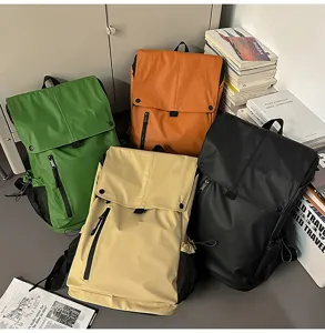 Variété de sacs à dos étanches de style moto dans différentes couleurs.