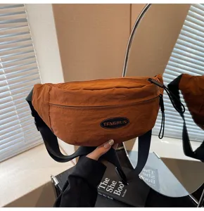 Detailansicht einer orangefarbenen Nylon-Brusttasche im Utility-Stil mit TENGRUN-Logo