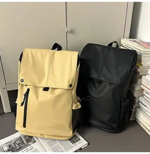 Grands sacs à dos mats imperméables avec rabat, coloris beige et noir, style techwear