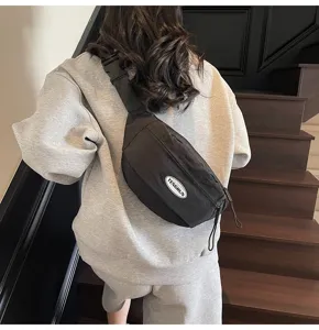 Detailansicht einer schwarzen Unisex-Brusttasche mit dem 'TENGRUN'-Logo-Aufnäher.