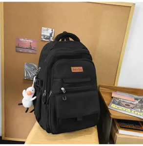 Vue détaillée du sac à dos scolaire noir de style japonais léger