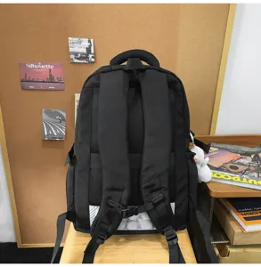 Vue détaillée du sac à dos noir avec bretelles ergonomiques et rembourrage respirant