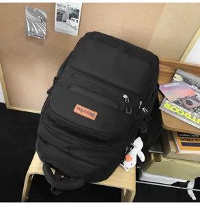 Sac à dos noir minimaliste de grande capacité dans un décor intérieur chaleureux