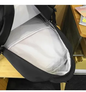 Vue intérieure d'un grand sac à dos d'étudiant noir avec doublure blanche et compartiment.