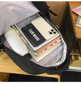Vue détaillée de l'intérieur montrant la grande capacité du sac à dos d'étudiant noir