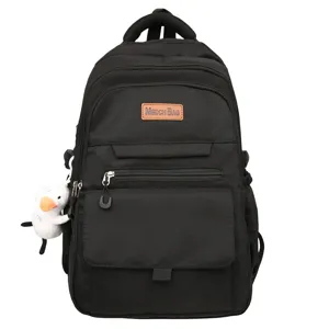 Vue de face sac à dos noir grande capacité avec porte-clés canard mignon