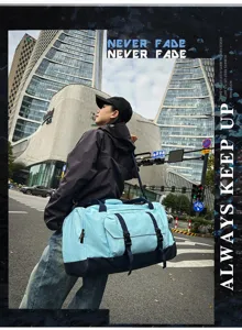 Grande borsa da viaggio blu portata da un modello su una strada cittadina moderna