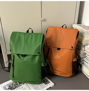 Deux sacs à dos étanches de grande capacité en vert et orange, style décontracté
