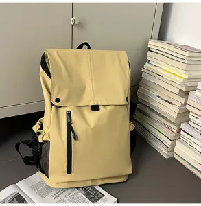 Vue détaillée du sac à dos kaki imperméable avec fermeture à rabat et poche zippée avant