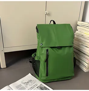 Vue détaillée d'un sac à dos vert étanche avec rabat dans un cadre de vie moderne