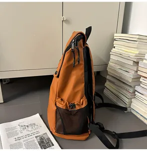 Vue détaillée d'un sac à dos orange imperméable style motard avec poche latérale en maille
