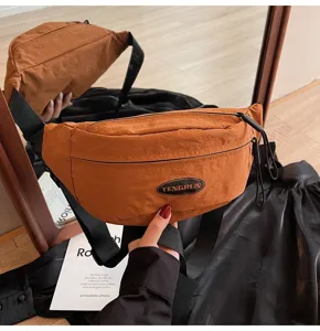 Nahaufnahme einer braunen Nylon-Brusttasche im Workwear-Stil mit TENGRUN-Aufnäher