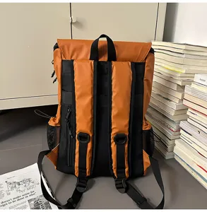 Vue arrière d'un sac à dos imperméable orange et noir style moto avec bretelles rembourrées