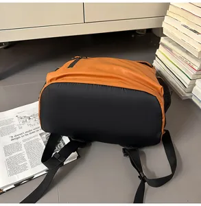 Vue détaillée du fond d'un sac à dos de style moto étanche de grande capacité en tissu film