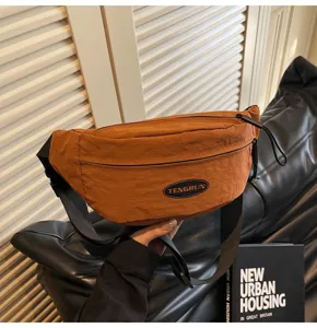 Detailansicht einer braunen Nylon-Brusttasche mit TENGRUN-Logo-Patch im urbanen Design