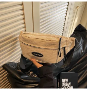 Nahaufnahme der beigen Nylon-Brusttasche mit schwarzem TENGRUN-Logo