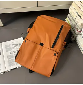 Détail du sac à dos étanche orange de style moto avec texture de membrane en PU