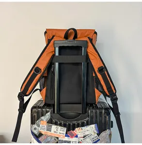 Sac à dos étanche orange et noir avec sangle de bagage pour un voyage facile
