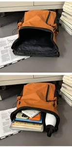 Vue détaillée de l'intérieur grande capacité d'un sac à dos de moto orange imperméable