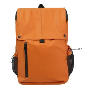 Vue de face d'un sac à dos orange étanche avec grand rabat et poches latérales en filet