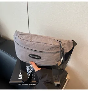 Detailansicht der grauen Unisex-Nylon-Brusttasche mit TENGRUN-Label und Gurt.