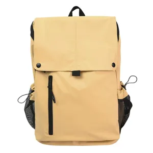 Vue détaillée de face d'un sac à dos beige imperméable avec fermeture à rabat large