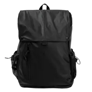 Vue détaillée de face d'un sac à dos étanche noir minimaliste avec revêtement mat