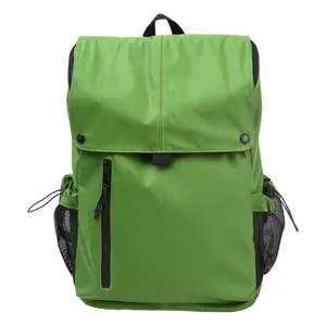 Vue détaillée d'un sac à dos décontracté vert imperméable de style motard pour étudiant