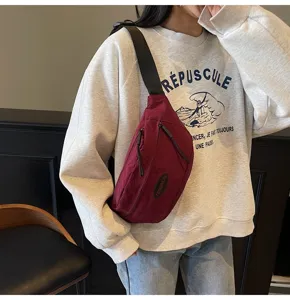 Stilvolle weinrote lässige Nylon-Umhängetasche an einem Model für Streetwear-Styling