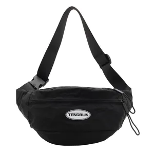 Detailansicht der schwarzen Unisex-Brusttasche für Freizeit mit TENGRUN-Logo-Patch