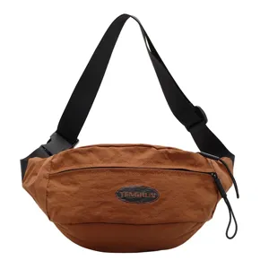 Braune Nylon-Gürteltasche im Workwear-Stil mit verstellbarem Riemen und Logo-Patch