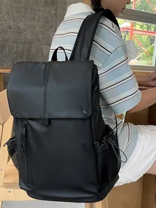 Sac à dos noir imperméable minimaliste avec grande capacité et rabat supérieur
