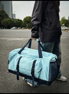 Borsone da viaggio sportivo bicolore azzurro capiente per fitness e attività all'aperto.