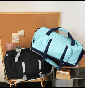 Primo piano di borse da viaggio sportive capienti in nero e ciano dal design moderno.