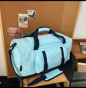 Elegante borsa da viaggio azzurra di grande capacità per fitness e sport su uno sgabello
