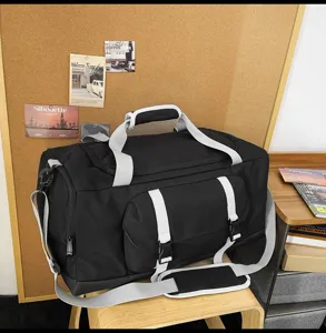 Borsone sportivo professionale grande capacità nero e grigio con tracolla regolabile vista lifestyle