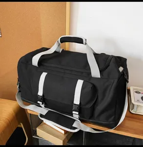 Dettaglio di un borsone da viaggio nero e grigio minimalista con cinghie robuste