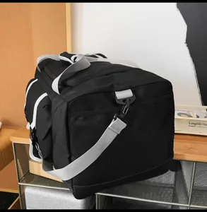Grande borsa sportiva nera e grigia per fitness e viaggi con tasca laterale a rete.