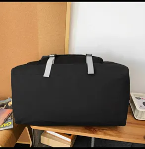 Grande borsa da viaggio e da palestra nera impermeabile mostrata in un ambiente reale