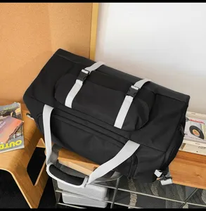 Primo piano di un borsone sportivo nero e grigio capiente per fitness e viaggi