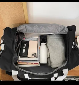 Vista interna della borsa sportiva da viaggio con spazio di archiviazione ordinato