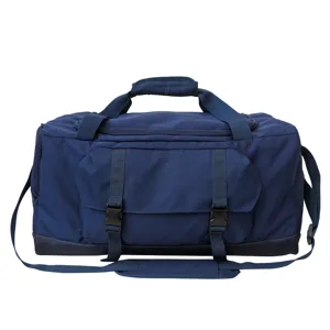 Vista frontale di un borsone sportivo blu navy di grande capacità con fibbie e tracolla