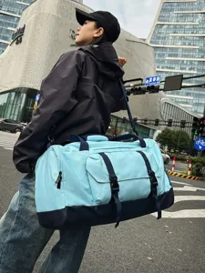 Borsa da viaggio grande bicolore per sport e pendolari in un ambiente cittadino