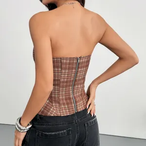 Vista detallada del top bustier a cuadros marrones con cremallera trasera y diseño ajustado.
