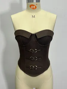 Top corsé marrón sin tirantes para mujer, elegante camiseta ajustada con detalles de anillos.
